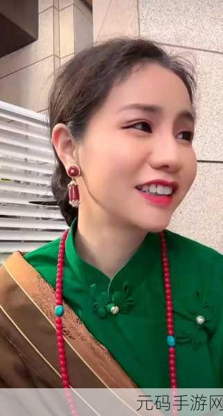 兰姨捂住嘴巴怕发出声音：1. 兰姨紧闭双唇，静默中藏着的秘密