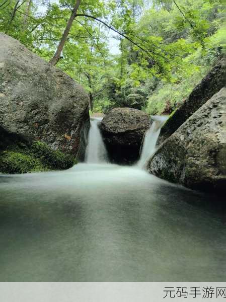 两峰夹小溪地湿又无泥诗的含义：1. 两山之间溪水潺潺的静谧世界