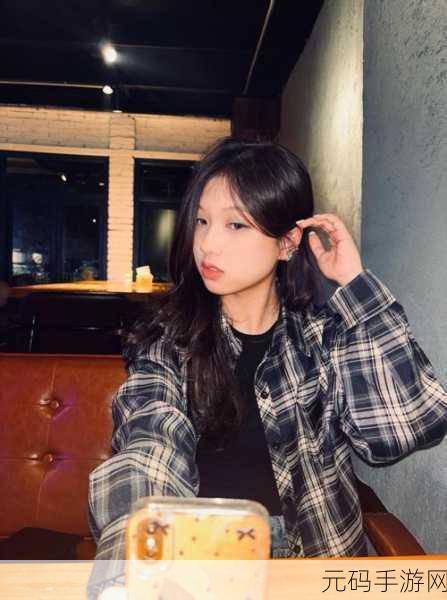 岳故意装睡让我挺进去观看:1. 岳故意装睡,揭开夜晚的秘密窗帘