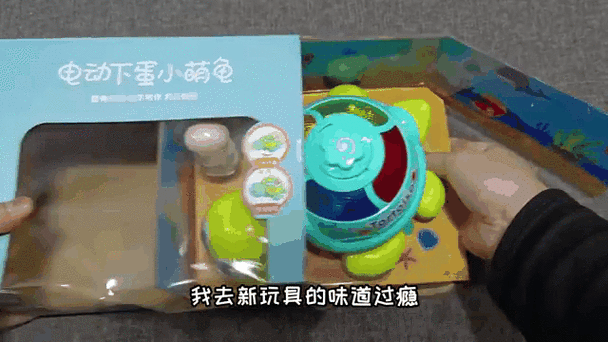 逛街突然打开小玩具开关:1. 逛街时意外发现的小玩具,竟然开启了神奇之旅