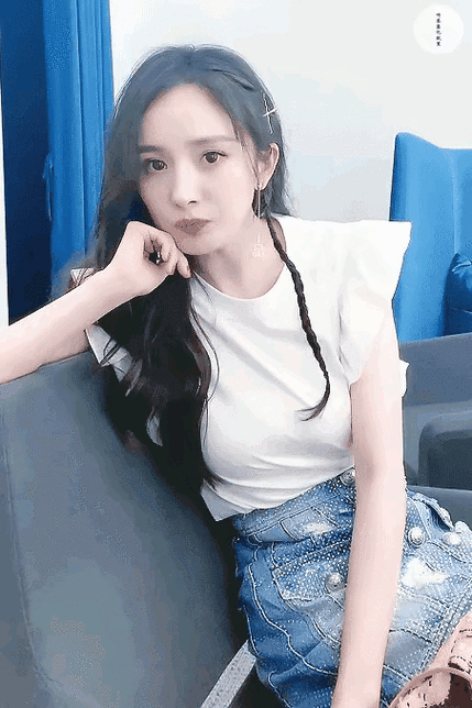 杨幂群飞:1. 杨幂群飞:华丽背后的人生故事