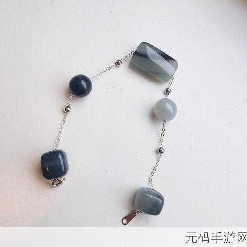 AAAA级的毛皮最简单三个颜色:1. AAAA级毛皮:经典黑白灰的时尚演绎