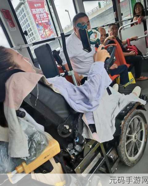 公交车强摁做开腿呻吟H男女，公交偶遇甜蜜心动瞬间