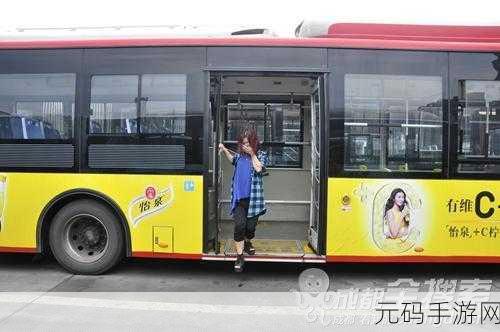 公交车最后一排被C林静,深夜公交:都市逃生