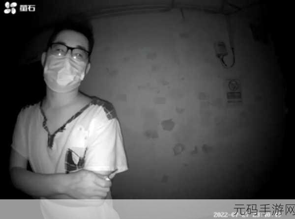 年轻夫妻把小孩哄睡后开监控,深夜监控下的温馨时光
